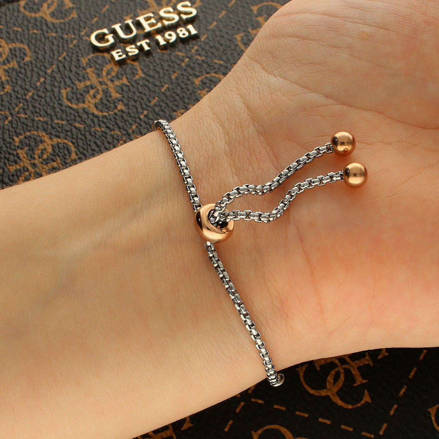 Bransoletka Nomination Italy z kolekcji Milleluci Letters. Wykonana ze stali szlachetnej, zdobiona mieniącymi się, błyszczącymi cyrkoniami pave oraz zawieszką z literą N w kolorze różowego złota..jpg